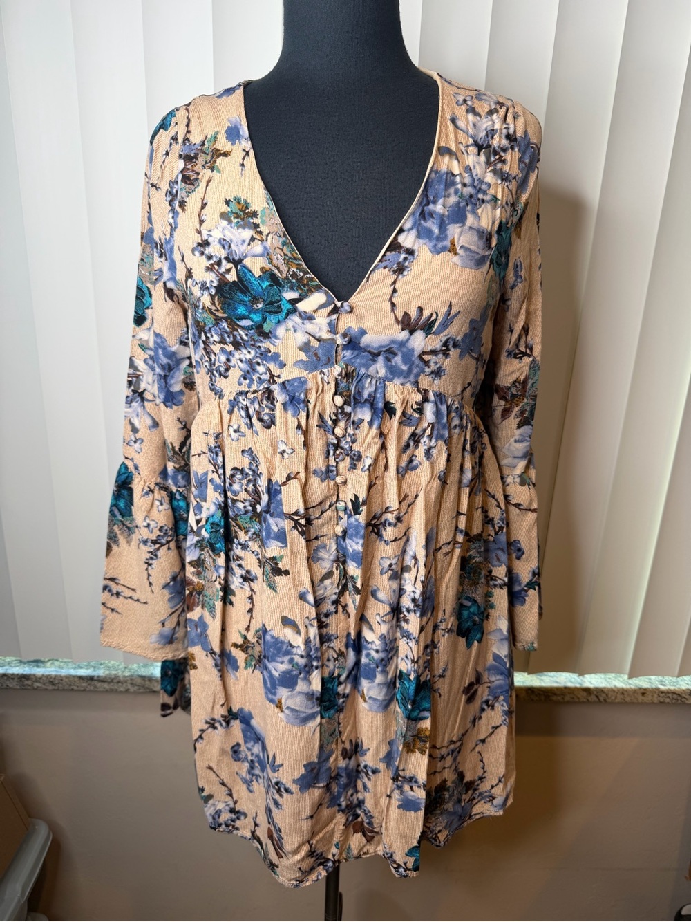Entro beige blue floral print trapeze dress long sleeves V-neckline SZ Medium